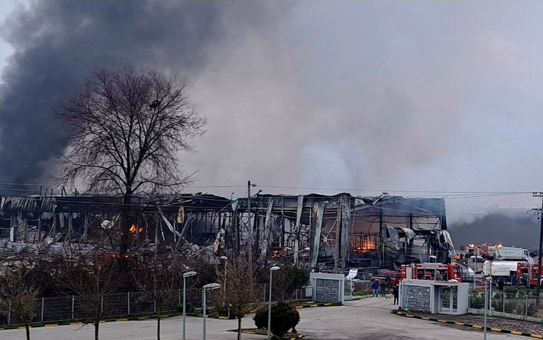 Εργοστάσιο Βιολάντα: Τρεις νεκροί, τι ερευνούν οι αρχές για τη μεγάλη φωτιά