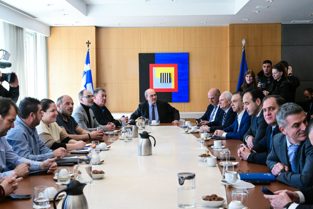 Χατζηδάκης: Συνάντηση με αγρότες και κτηνοτρόφους και πρόστιμα στα μπλόκα