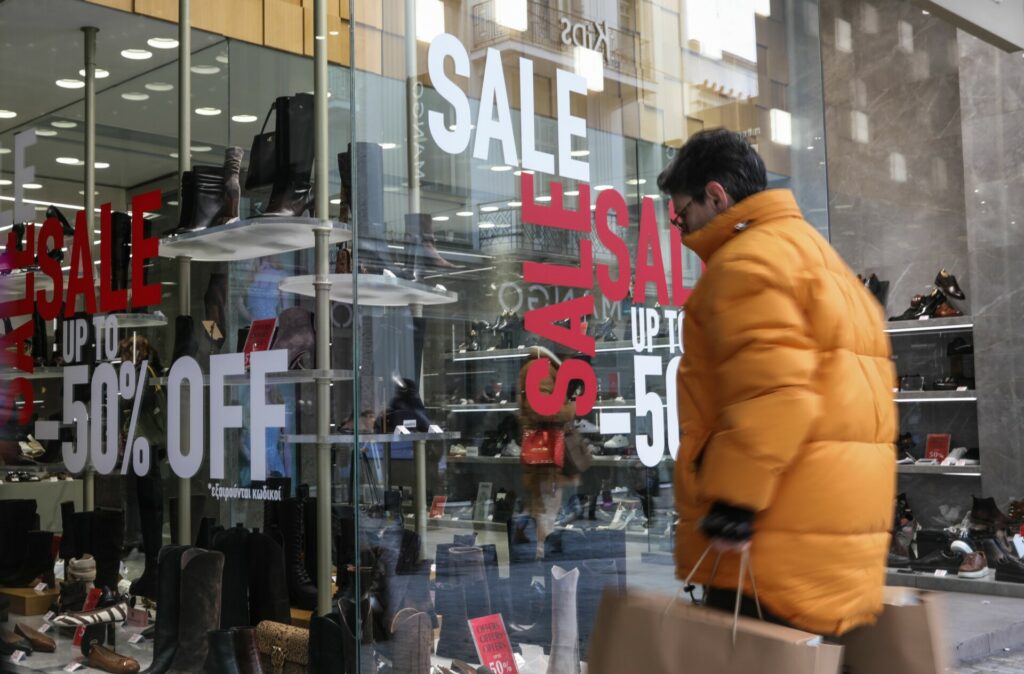 Χειμερινές εκπτώσεις 2026: Τι ώρα κλείνουν τα καταστήματα την Κυριακή 25/1