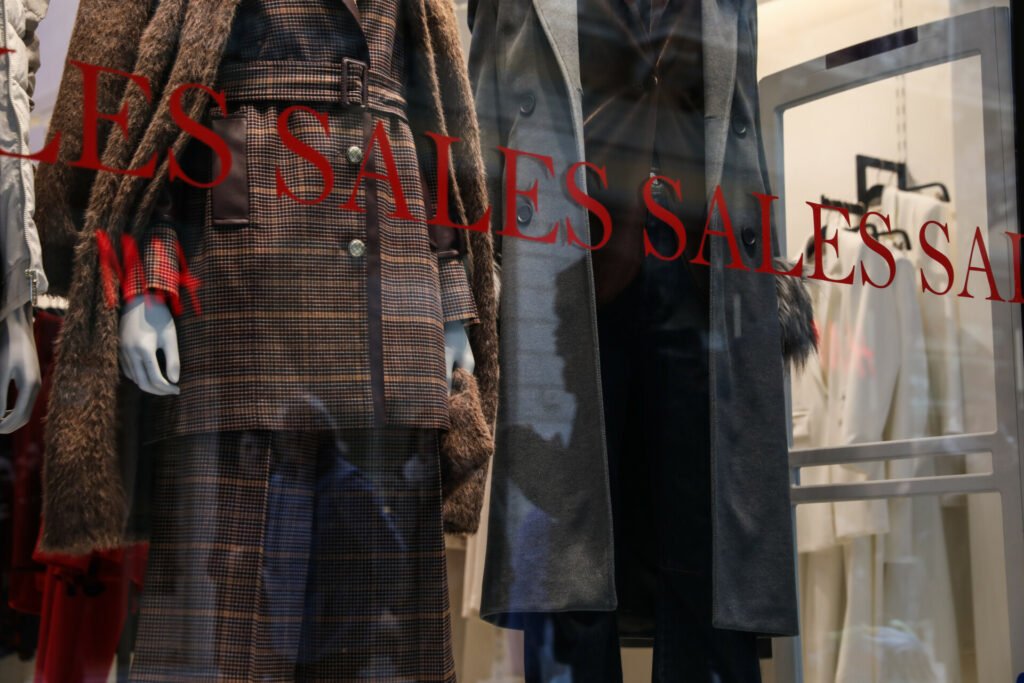 Χειμερινές εκπτώσεις 2026: Τι ώρα κλείνουν τα καταστήματα