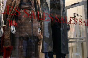 Χειμερινές εκπτώσεις 2026: Τι ώρα κλείνουν τα καταστήματα