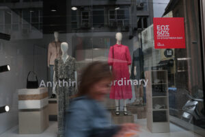 Χειμερινές εκπτώσεις 2026: Ξεκινούν τη Δευτέρα, ποιες Κυριακές θα είναι ανοιχτά τα καταστήματα