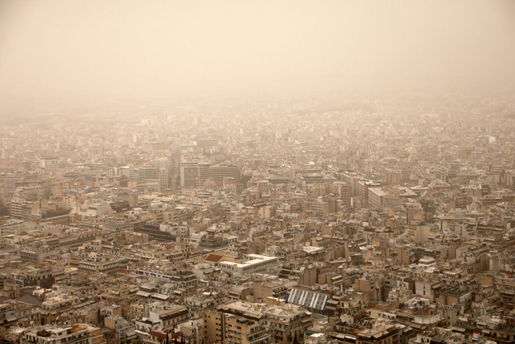 Σε κλοιό αφρικανικής σκόνης η χώρα – Συστάσεις για ευπαθείς ομάδες