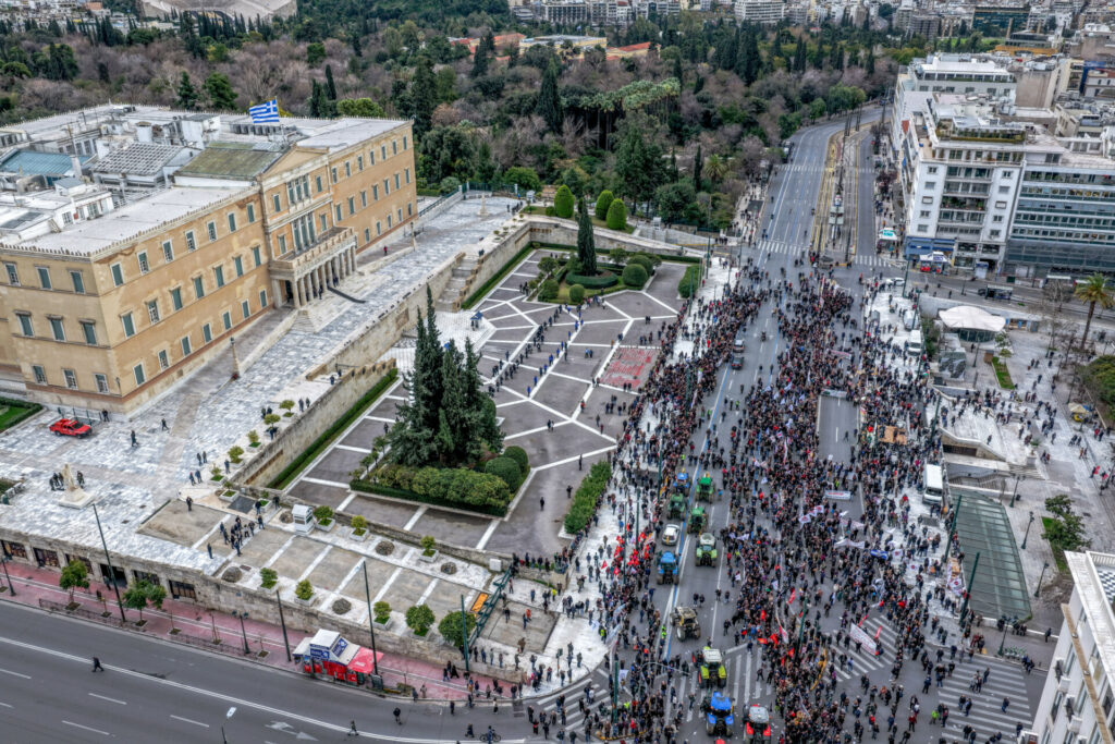 Αγρότες: Ολοκληρώθηκε το πανελλαδικό συλλαλητήριο στο Σύνταγμα