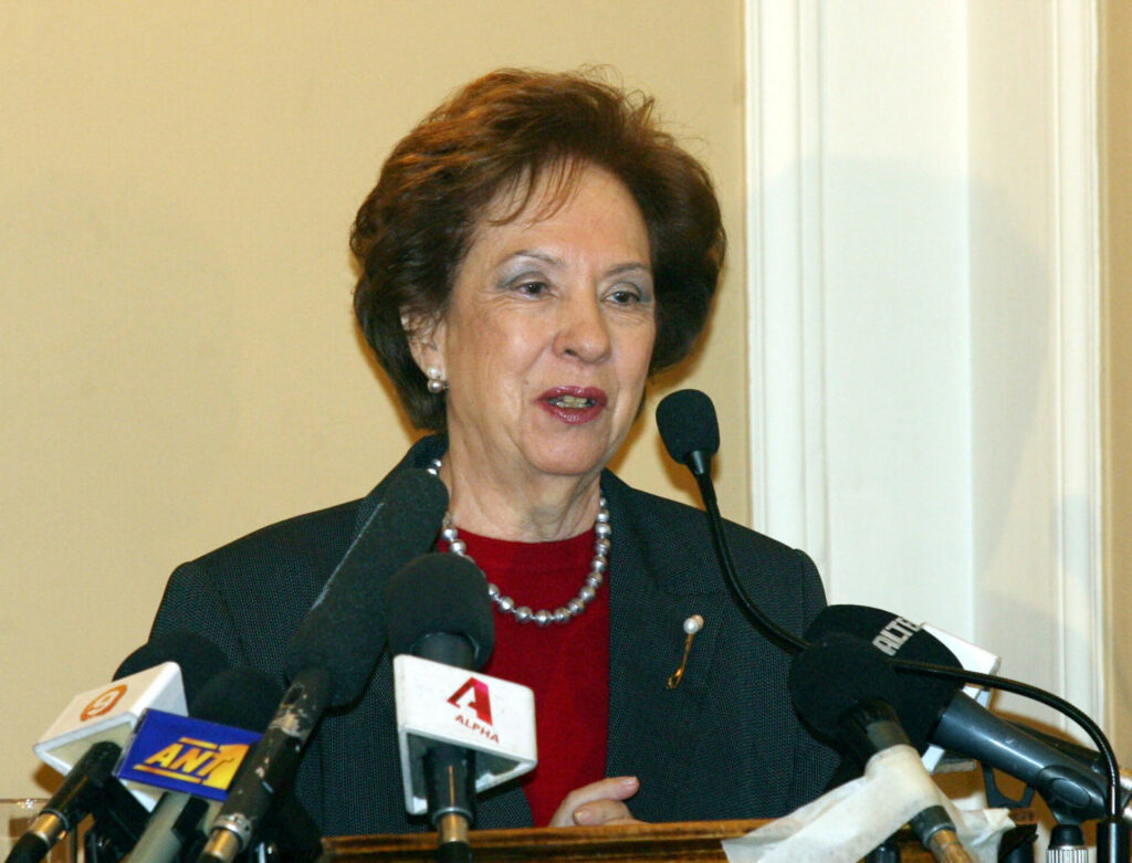 Ο πολιτικός κόσμος αποχαιρετά την Άννα Μπενάκη