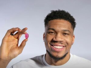 Ο Αντετοκούνμπο λανσάρει τα δικά του ζελεδάκια FR34K Gummies