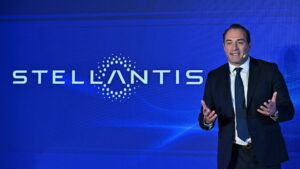 Stellantis: Βουτιά 14,4% στη μετοχή μετά τις ζημιές 22 δισ. ευρώ