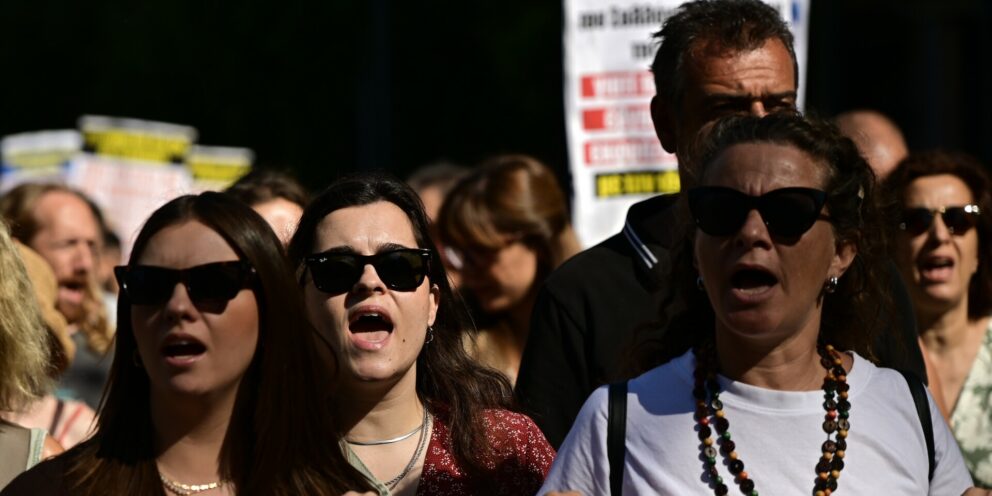 “Κόφτης” στα σωματεία – σφραγίδες και τις γκρίζες κλαδικές συμβάσεις