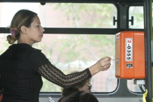 Τσουχτερά πρόστιμα για όσους δεν κόβουν εισιτήριο στα ΜΜΜ, τι αναφέρει το σχέδιο νόμου