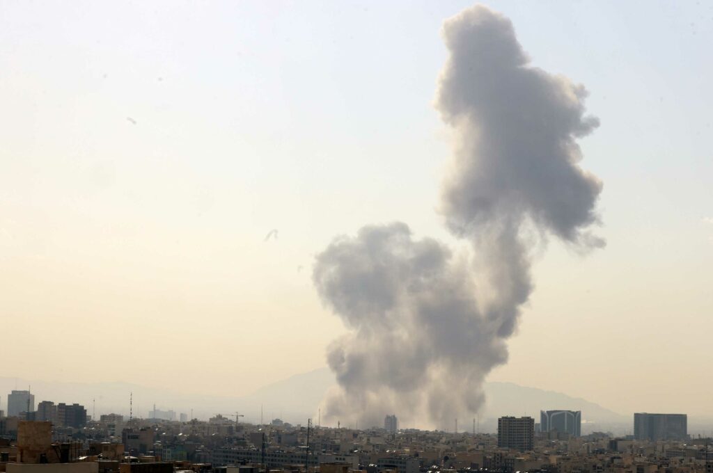 Επίθεση Ισραήλ στο Ιράν: Κοινή επιχείρηση με ΗΠΑ, εκρήξεις κοντά στα γραφεία του Χαμενεΐ