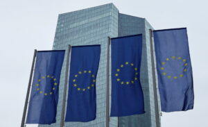 ΕΚΤ: Δύο αυξήσεις επιτοκίων το 2026 βλέπουν οι οικονομολόγοι, λόγω πληθωριστικών πιέσεων