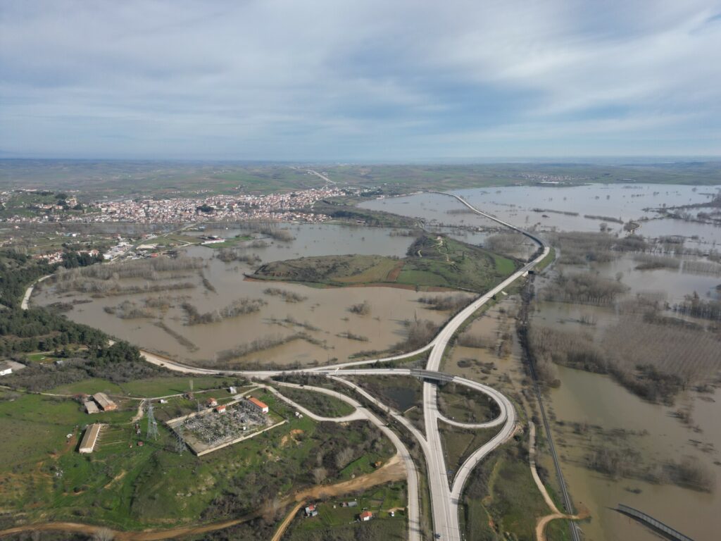 Σε red code ο Έβρος, υπερχείλισε ο ποταμός – Εικόνες καταστροφής