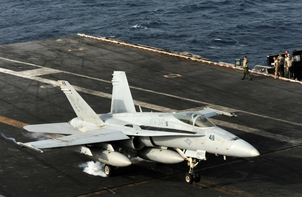 Τραμπ: Eτοιμάζεται να στείλει δεύτερο αεροπλανοφόρο στον Κόλπο