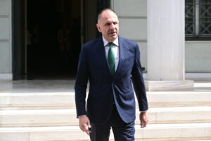 Ο νέος ρόλος για τον Γεραπετρίτη, η πολιτική αμνησία του Καραμανλή, η αντίστροφη μέτρηση για την Παπαδοπούλου και οι κινήσεις Λαβράνου πέριξ του Πενταγώνου