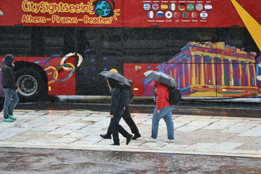 Καιρός: Τσικνοπέμπτη με ισχυρές καταιγίδες –  Υπερχείλισε ρέμα στο Πικέρμι