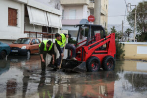 Κακοκαιρία σαρώνει τη χώρα: Πλημμύρες και κατολισθήσεις, σοβαρές ζημιές σε δρόμους