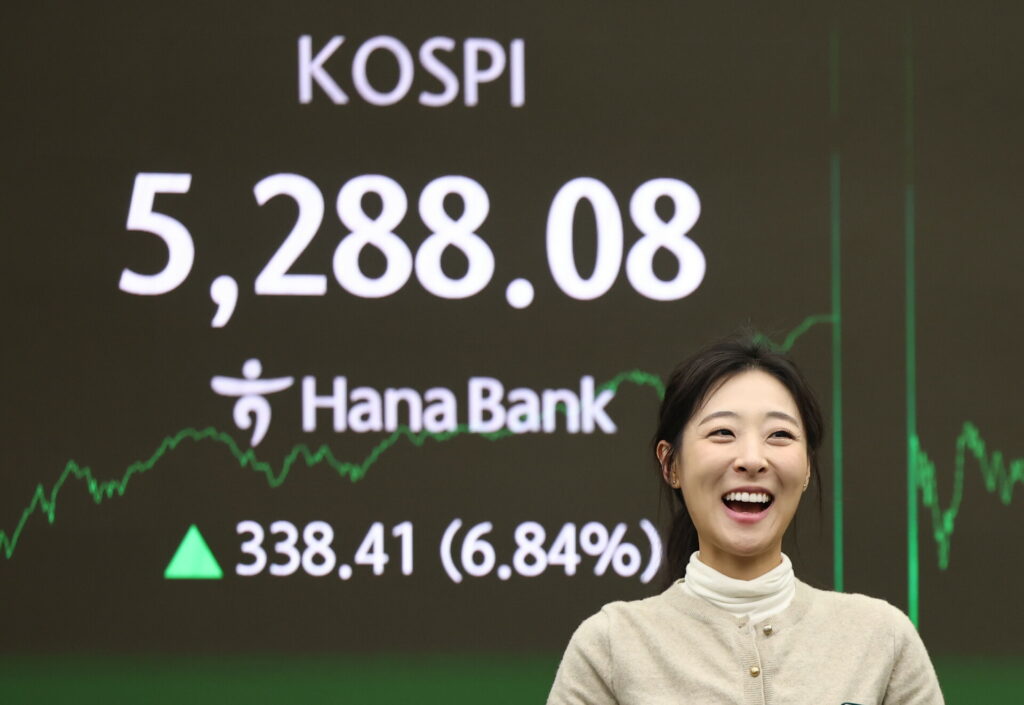 Ράλι στις ασιατικές αγορές μετά την καταιγίδα, ανέκαμψαν χρυσός και ασήμι