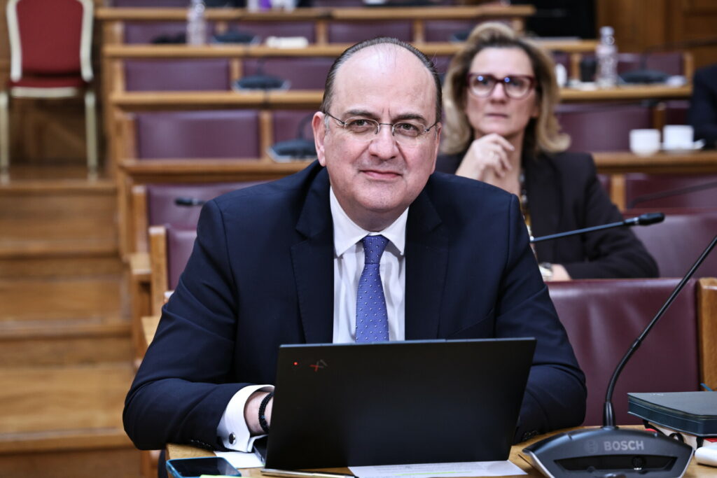 Νέος γύρος αντιπαράθεσης στη Βουλή: “Πασοκάρα” ο Παναγόπουλος, είπε ο Λαζαρίδης, “το ΠΑΣΟΚ κυβερνά τη χώρα;” ρώτησε ο Μάντζος