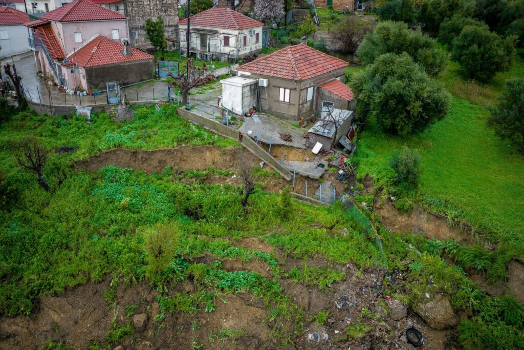Κακοκαιρία: Αποκλεισμένα χωριά σε κατάσταση έκτακτης ανάγκης, κατολισθήσεις και καταστροφές