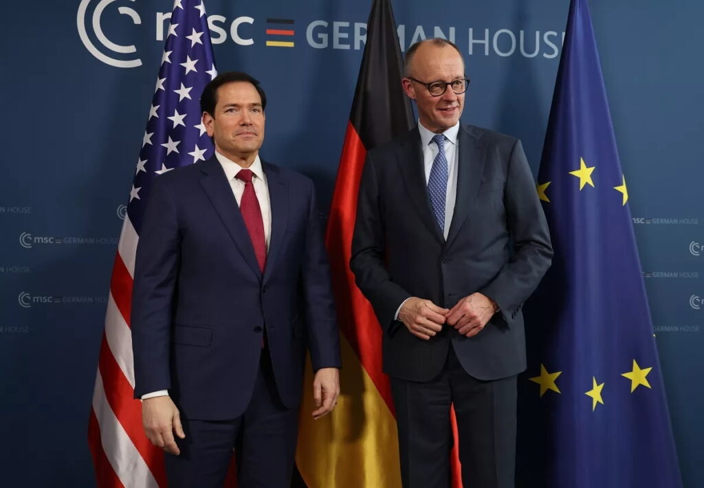 Politicο: Η Ευρώπη ξοδεύει περισσότερα για την Άμυνα και αντιστέκεται στις ΗΠΑ