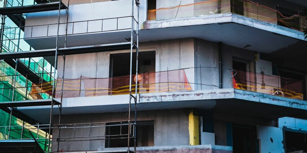Λίφτινγκ στην “Ανακαίνιση Κατοικίας” για τα κλειστά ακίνητα, όλες οι αλλαγές