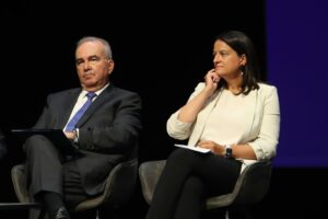 Το γαϊτανάκι των “δώρων”, η έμπνευση Στρατινάκη, οι νομοθετικές παρεμβάσεις Κεραμέως – Παπαθανάση και η απόφαση του Ελεγκτικού που κρύφτηκε