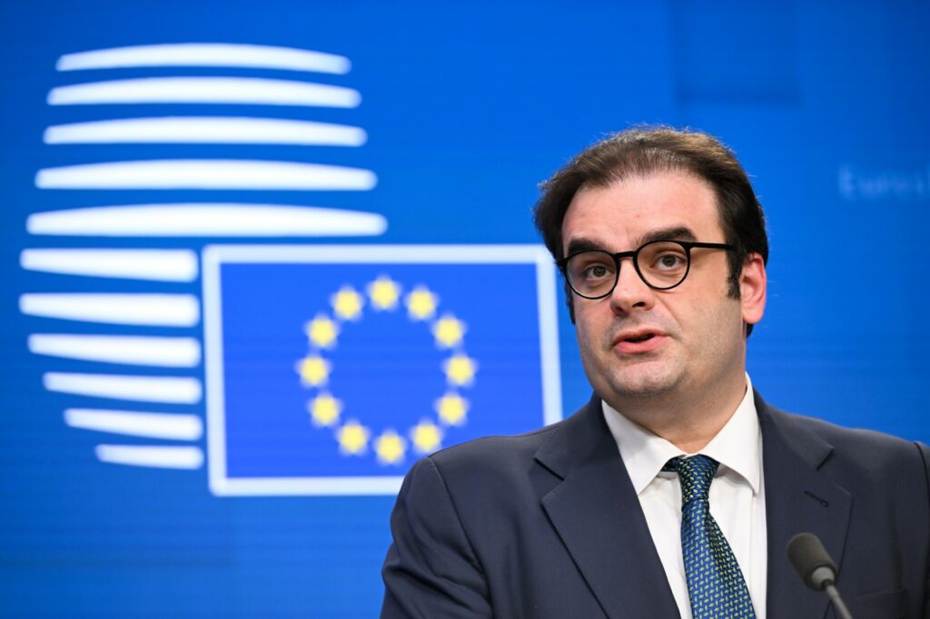 Πιερρακάκης: Πρέπει να επανεκτιμήσουμε τον διεθνή ρόλο του ευρώ