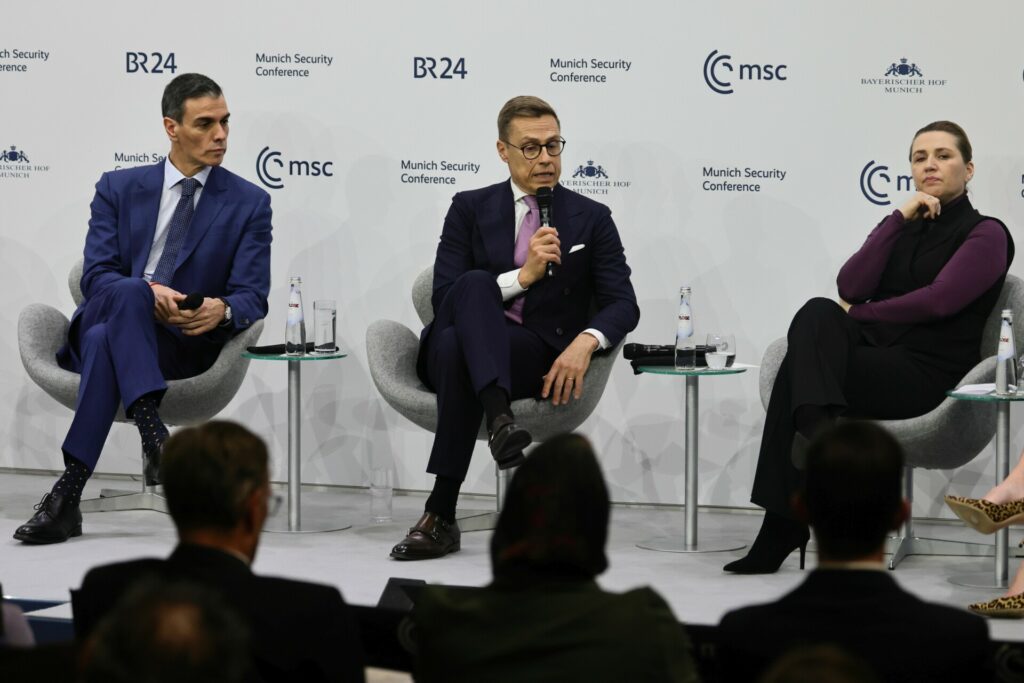 Διάσκεψη Μονάχου: Διαφωνίες Σάντσεθ-Στουμπ για πυρηνικά και ΝΑΤΟ