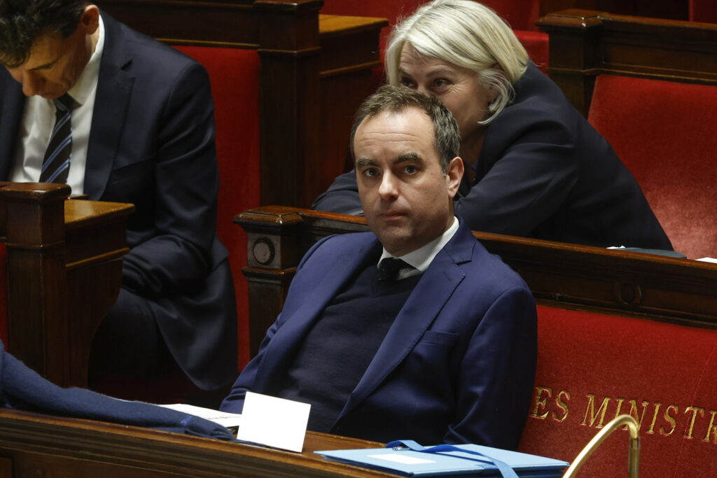 Γαλλία: Επιβίωσε η κυβέρνηση Λεκορνί, εγκρίθηκε ο προϋπολογισμός