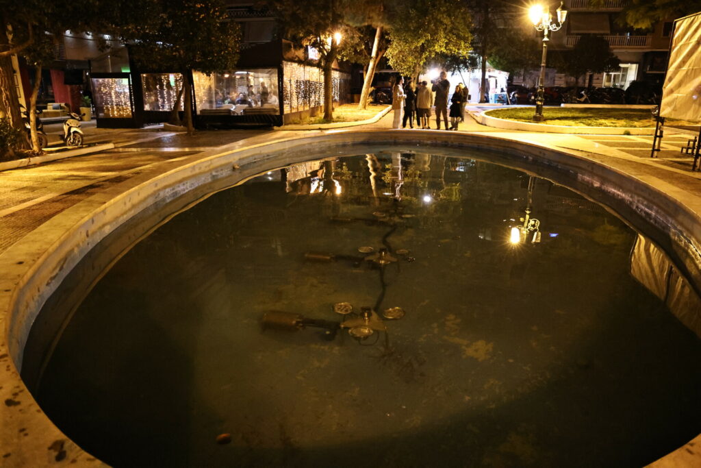 Σε κρίσιμη κατάσταση στη ΜΕΘ το κοριτσάκι που έπεσε σε σιντριβάνι στην Καλλιθέα