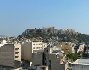 Γιατί δεν ανοίγουν τα κλειστά σπίτια: Το κόστος ανακαίνισης, η πολυϊδιοκτησία και οι εξοχικές κατοικίες