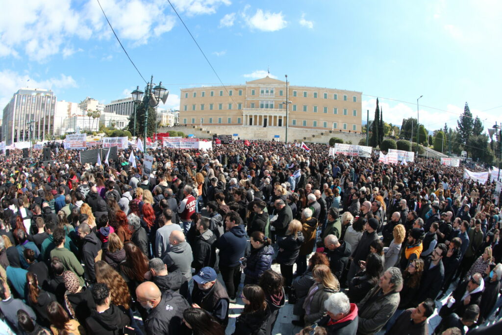 Μαζικές διαδηλώσεις για την επέτειο των τριών ετών από την τραγωδία στα Τέμπη