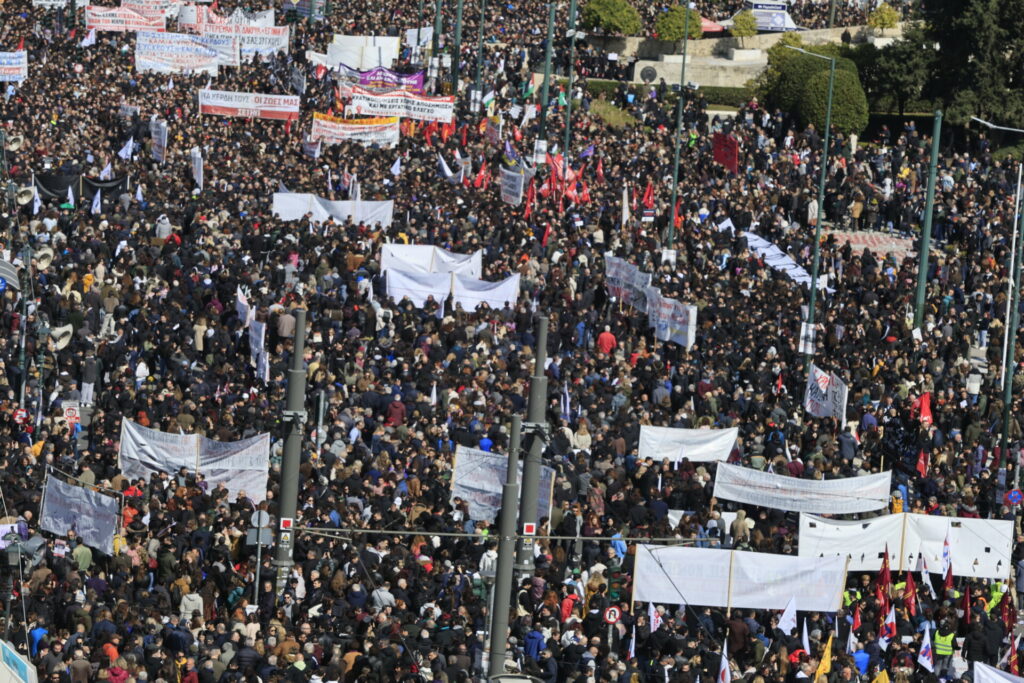 Τέμπη: Σε εξέλιξη τα μαζικότατα συλλαλητήρια για την επέτειο των 3 ετών