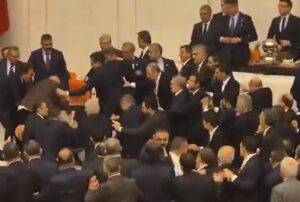 Τουρκία: Ξύλο και σοβαρά επεισόδια στη Βουλή