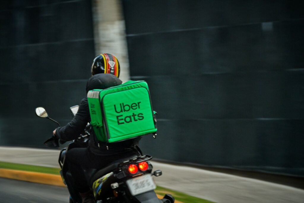 Delivery: Η Uber ταράζει τα νερά σε Ελλάδα και 6 ακόμη ευρωπαϊκές χώρες