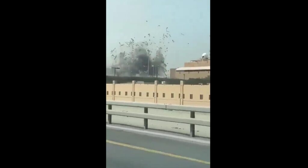 Η στιγμή που οι πύραυλοι του Ιράν χτυπούν τη ναυτική βάση των ΗΠΑ στο Μπαχρέιν