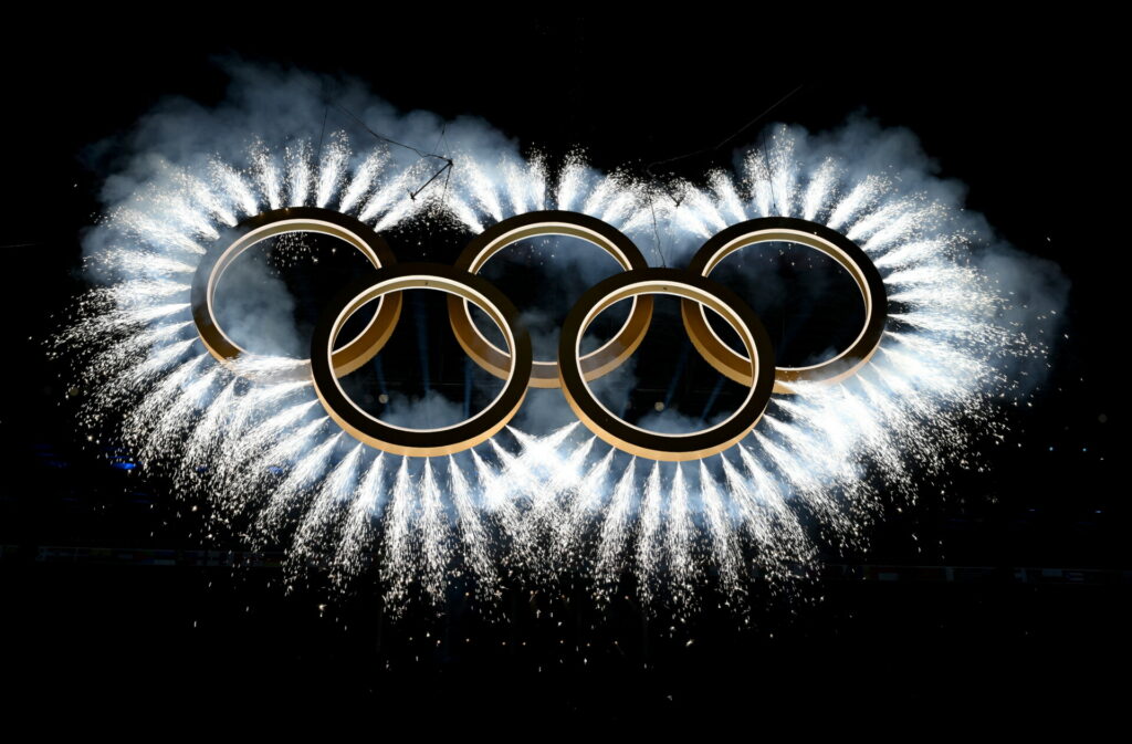 Χειμερινοί Ολυμπιακοί Αγώνες: Ο φόρος τιμής στον Τζιόρτζιο Αρμάνι, η Μαράια Κάρεϊ και οι διαδηλώσεις