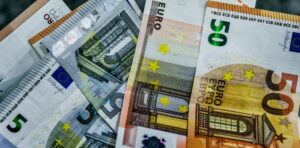 Μύθοι και αλήθειες για την επαναφορά του 13ου μισθού στο Δημόσιο