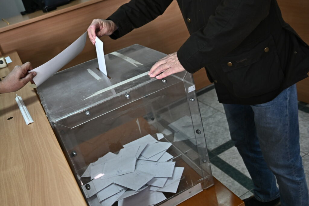 Πρόωρες εκλογές: τα υπέρ, τα κατά και τα διλήμματα