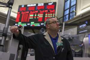 Wall Street: Βουτιά 950 μονάδων για Dow λόγω Ιράν και sell-off στα τσιπ