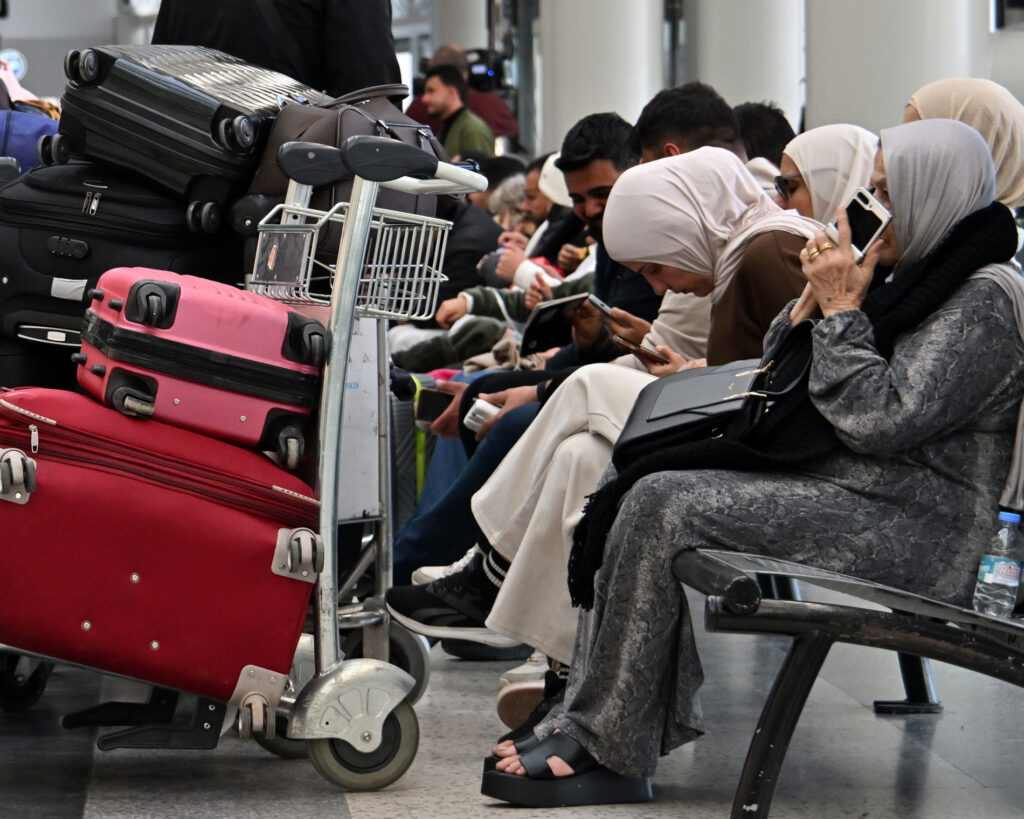 Μέση Ανατολή: Συνεχίζεται το χάος στα αεροδρόμια, χιλιάδες εγκλωβισμένοι επιβάτες