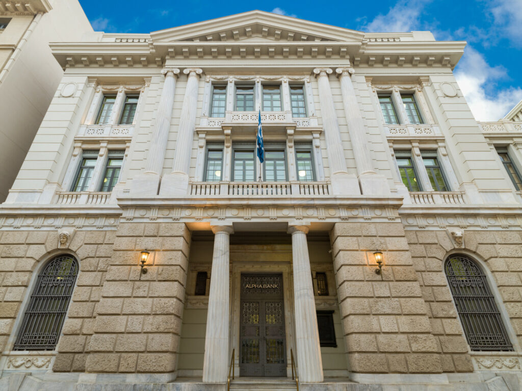 Το κτίριο της Alpha Bank στην Πεζμαζόγλου