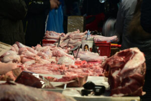 Εκτίναξη τιμών και παράνομες ελληνοποιήσεις στα αρνιά για το Πάσχα