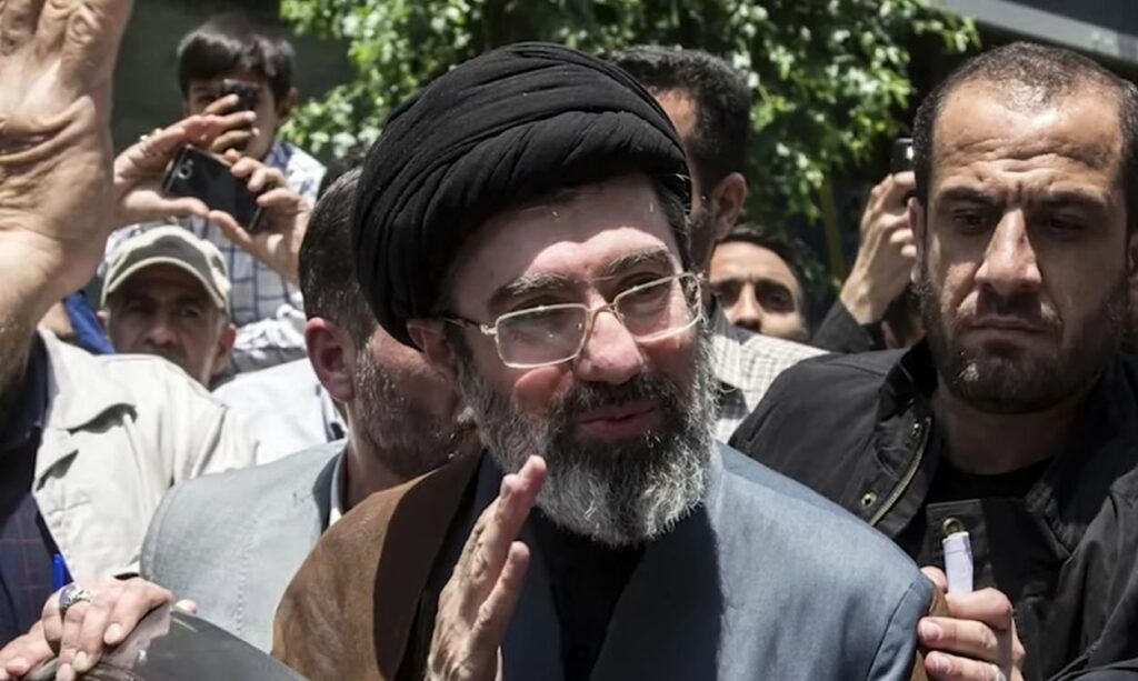 Το δαχτυλίδι Χαμενεΐ στον Μοτζτάμπα, ποιος κινεί πραγματικά τα νήματα στην Τεχεράνη