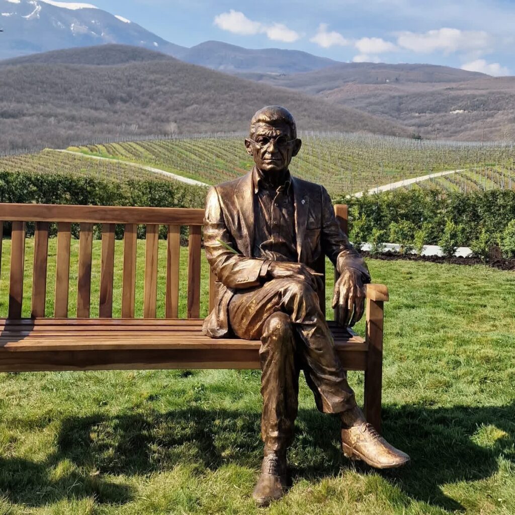 Άγαλμα του Γιάννη Μπουτάρη στο κτήμα Κυρ Γιάννη ©fb του Κτήματος ΚΥΡ-ΓΙΑΝΝΗ