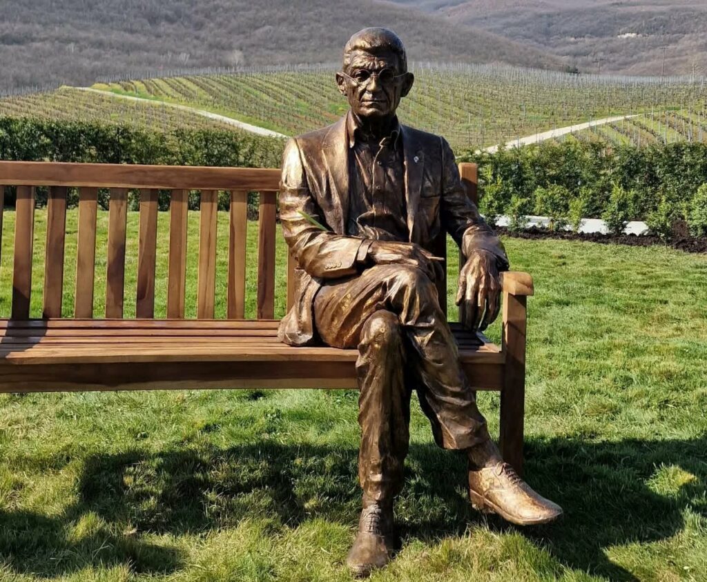 Ο κυρ Γιάννης “επέστρεψε” στ’ αμπέλια του: Παρουσιάστηκε το ορειχάλκινο άγαλμα του Γιάννη Μπουτάρη