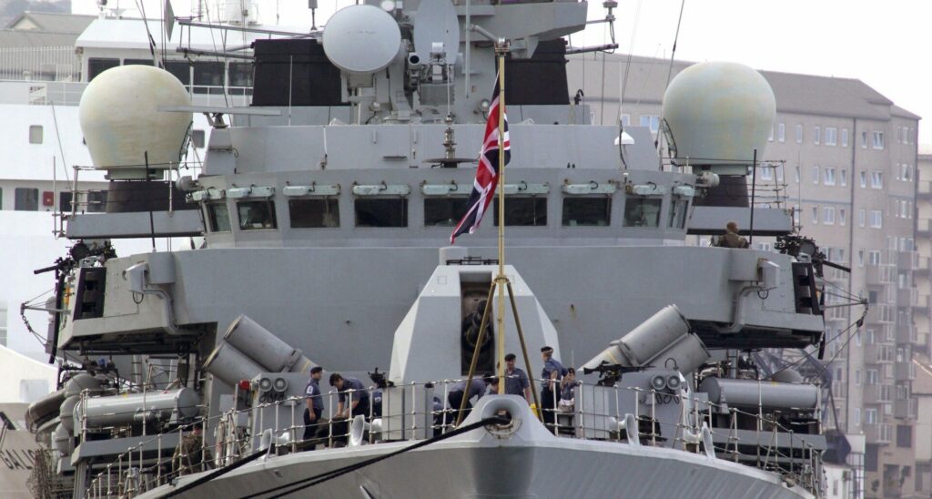 Times: Η Βρετανία στέλνει στην Κύπρο πολεμικό πλοίο