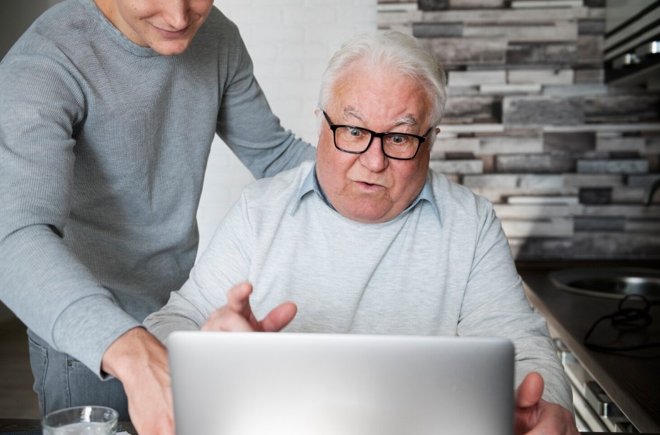 “Όλοι Digital”: Η εθνική πρωτοβουλία για την ψηφιακή ένταξη ηλικιωμένων και ατόμων με αναπηρία