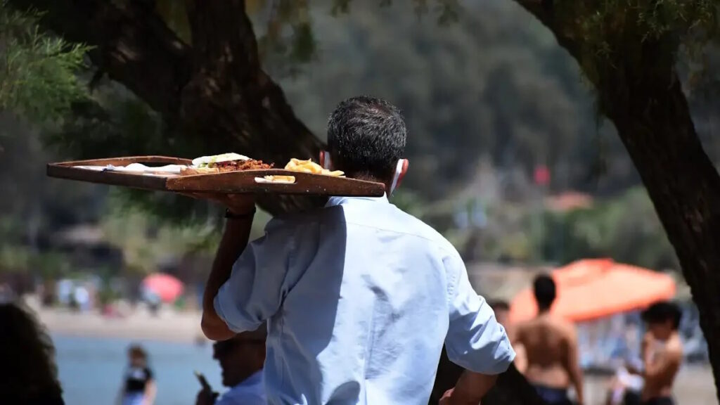 Εστίαση και τουρισμός: Οι νέοι μισθοί μετά την υπογραφή των ΣΣΕ