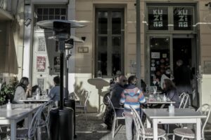 Εστίαση: Ένα βήμα πριν την υπογραφή κλαδικής σύμβασης, τι αυξήσεις φέρνει στους μισθούς